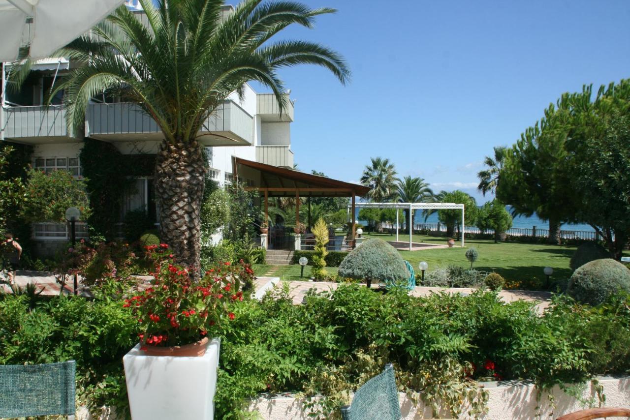Batis Hotel Livanátai Екстериор снимка