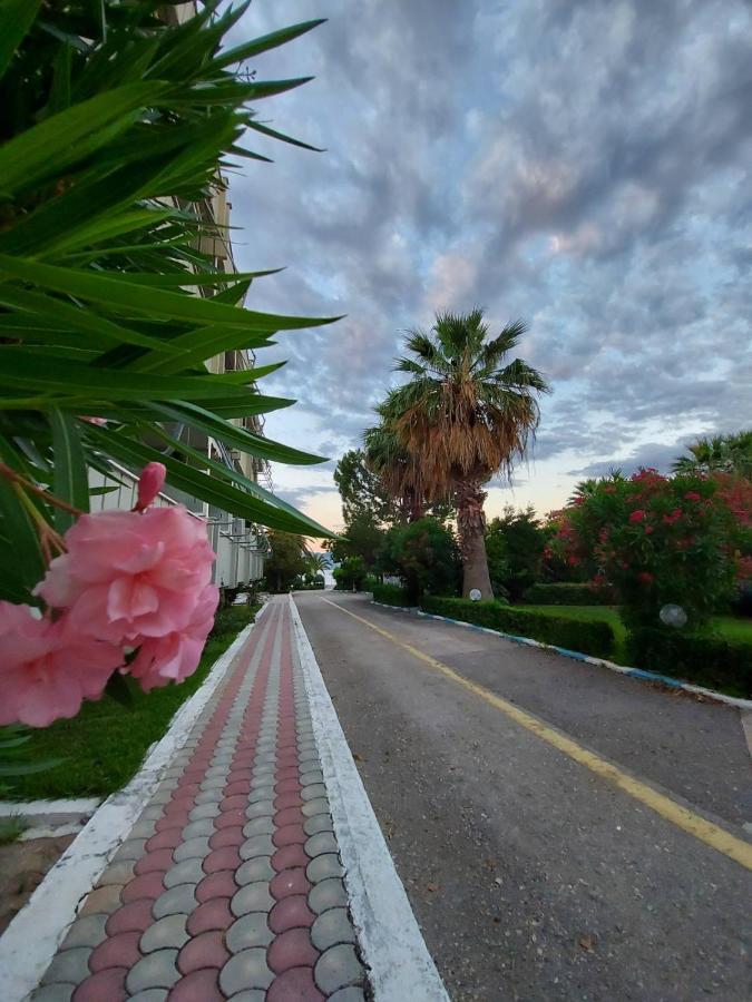 Batis Hotel Livanátai Екстериор снимка
