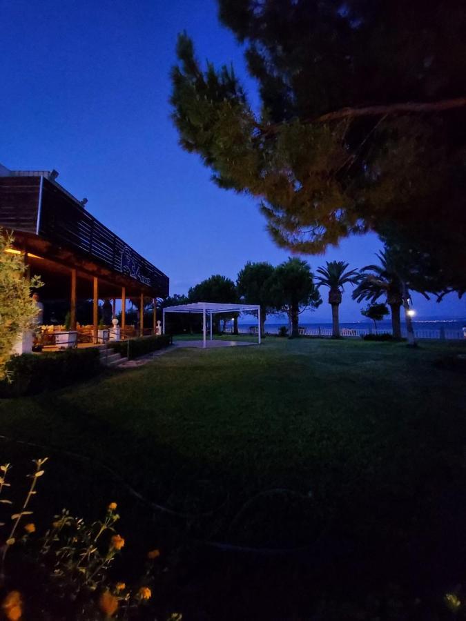 Batis Hotel Livanátai Екстериор снимка